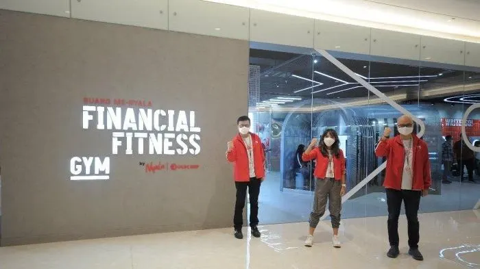 Bank OCBC NISP resmi meluncurkan Financial Fitness Gym, kantor cabang perbankan dengan konsep Gym pertama di Indonesia pada Jumat (10/12) di Ciputra World Surabaya. Turut hadir dalam peresmian, Andrae Krishnawan selaku Direktur Bank OCBC NISP (kiri), Jenny Hartanto selaku National Network Head Bank OCBC NISP (tengah) dan Ka Jit selaku Direktur Bank OCBC NISP (kanan). 