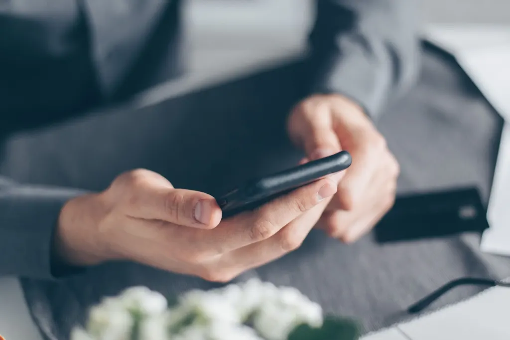 Nasabah Mandiri Online disarann beralih ke super aplikasi Livin by Mandiri.Super Aplikasi Bank Mandiri