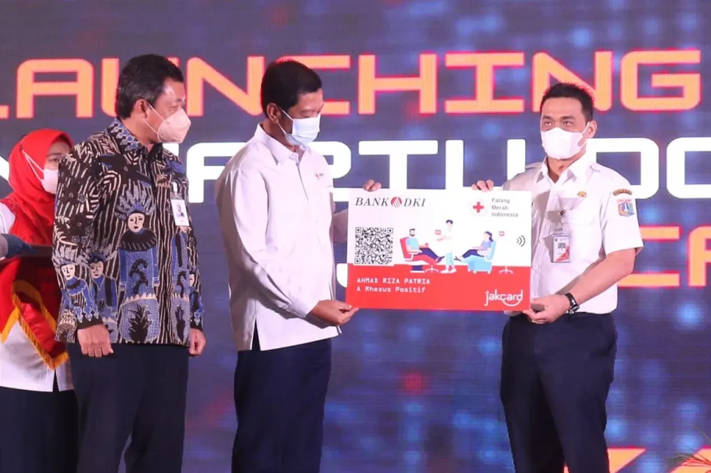 Dukung Digitalisasi Pelayanan Darah di Jakarta, Bank DKI bersama PMI DKI Jakarta luncurkan Kartu Donor Darah berbasis JakCard pada acara penutupan pelaksanaan kegiatan Bulan Dana Tahun 2021 sekaligus Launching Digitalisasi Pelayanan Darah pada Unit Donor Darah PMI Provinsi DKI Jakarta di Jakarta, (22/12).