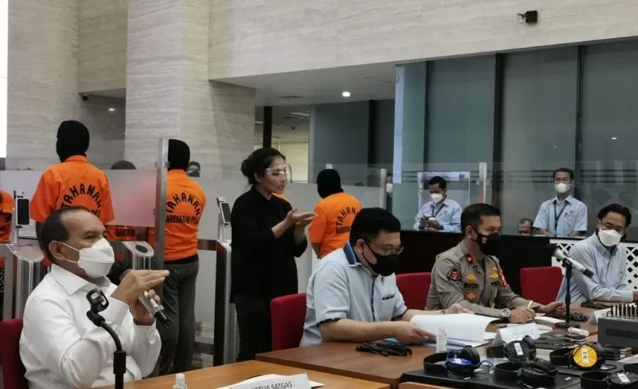 Sangat mudah untuk platform pinjol ilegal melakukan penyalinan perangkat lunak atau software dan bisa langsung melakukan penawaran pinjaman kepada masyarakat.