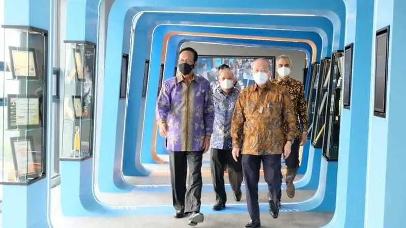 Gubernur Daerah Istimewa Yogyakarta Sri Sultan Hamengku Buwono X, Director In Charge Astra Financial & Logistic Suparno Djasmin, Chief Executive Officer ACC Siswadi, dan Direktur IT and Business Development ACC Mohammad Farauk sedang melihat fasilitas di berijalan Digital Operation Center ACC, di Sleman, Yogyakarta, Rabu (23/3).