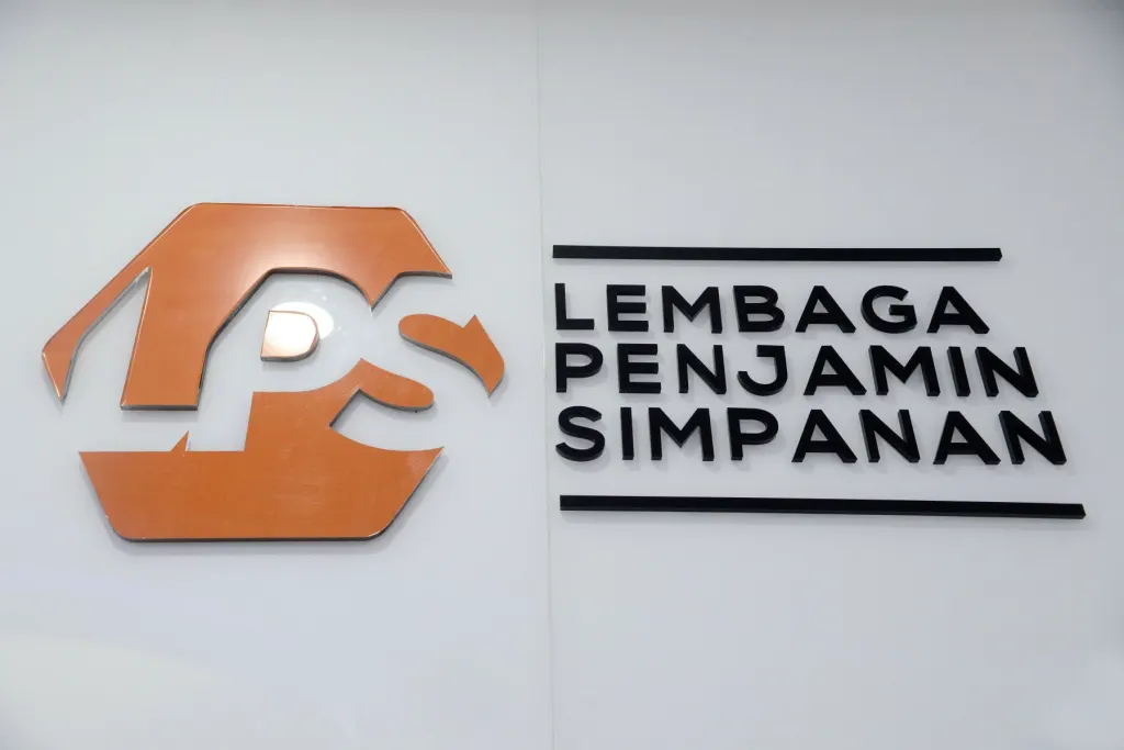 Simpanan nasabah kaya periode April 2022 dengan tiering simpanan di atas Rp5 miliar menyusut 7 persen secara bulanan (mom) dari Maret 2022 sebesar 3.905 triliun.