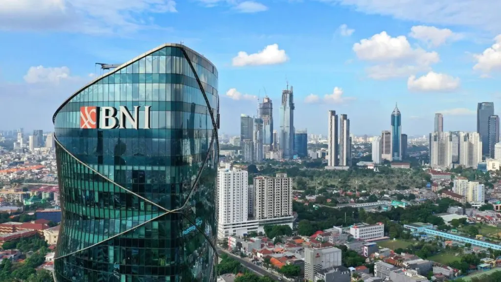 PT Bank Negara Indonesia (Persero) Tbk atau BNI (BBNI) tetap berkomitmen untuk meningkatkan kinerja perusahaan dengan menyiapkan berbagai strategi yang ingin dicapai dalam tiga tahun ke depan. Novita Widya Anggraini, Direktur Keuangan BNI optimistis pertumbuhan BNI ke depan tetap positif.