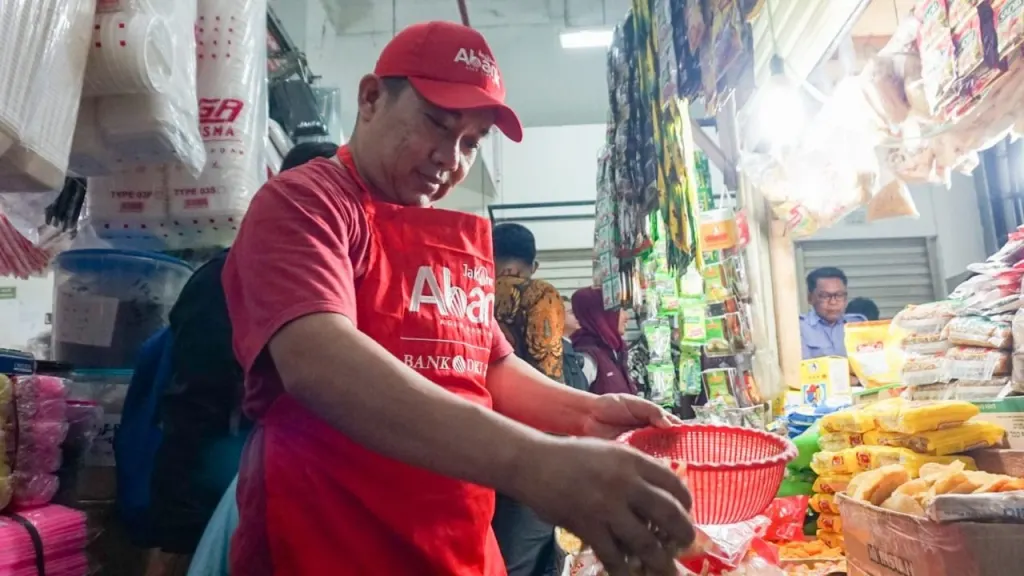 Bank DKI sebagai salah satu bank penyalur Kredit Usaha Rakyat (KUR), menunjukkan komitmen penuh dengan keberhasilan menyalurkan keseluruhan kuota KUR tahun 2022 yang diberikan pemerintah, sebesar Rp1,15 triliun. 